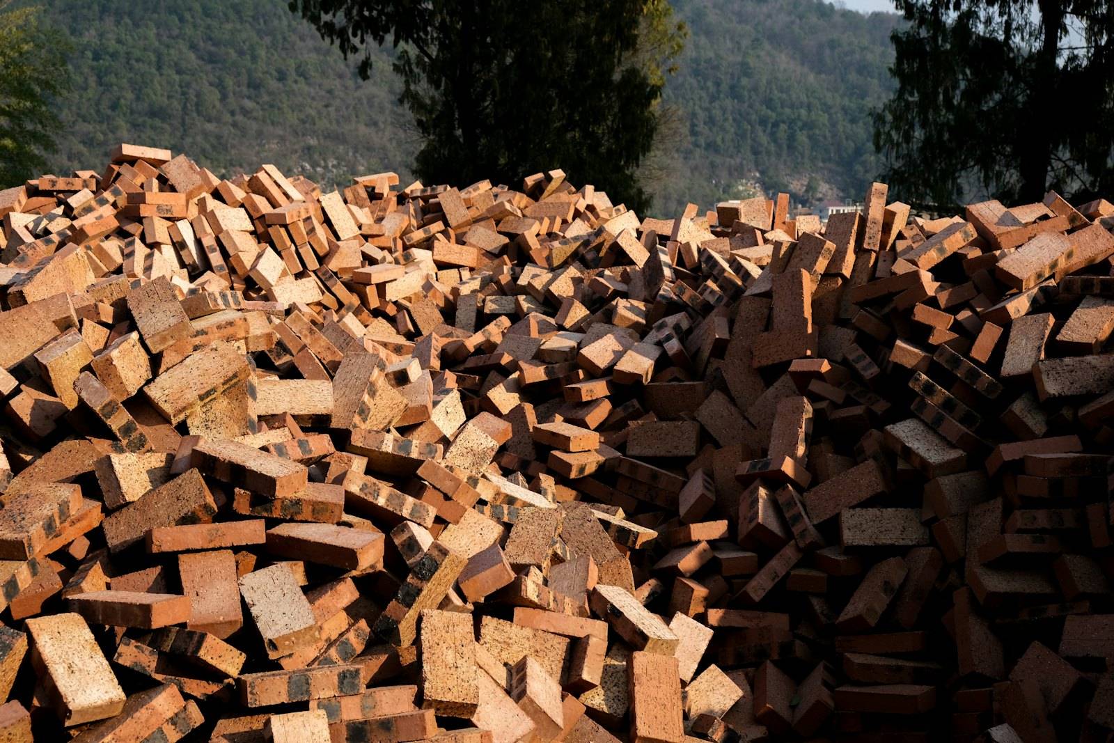 Pila de ladrillos y restos de albañilería para retirar en Región del Maule