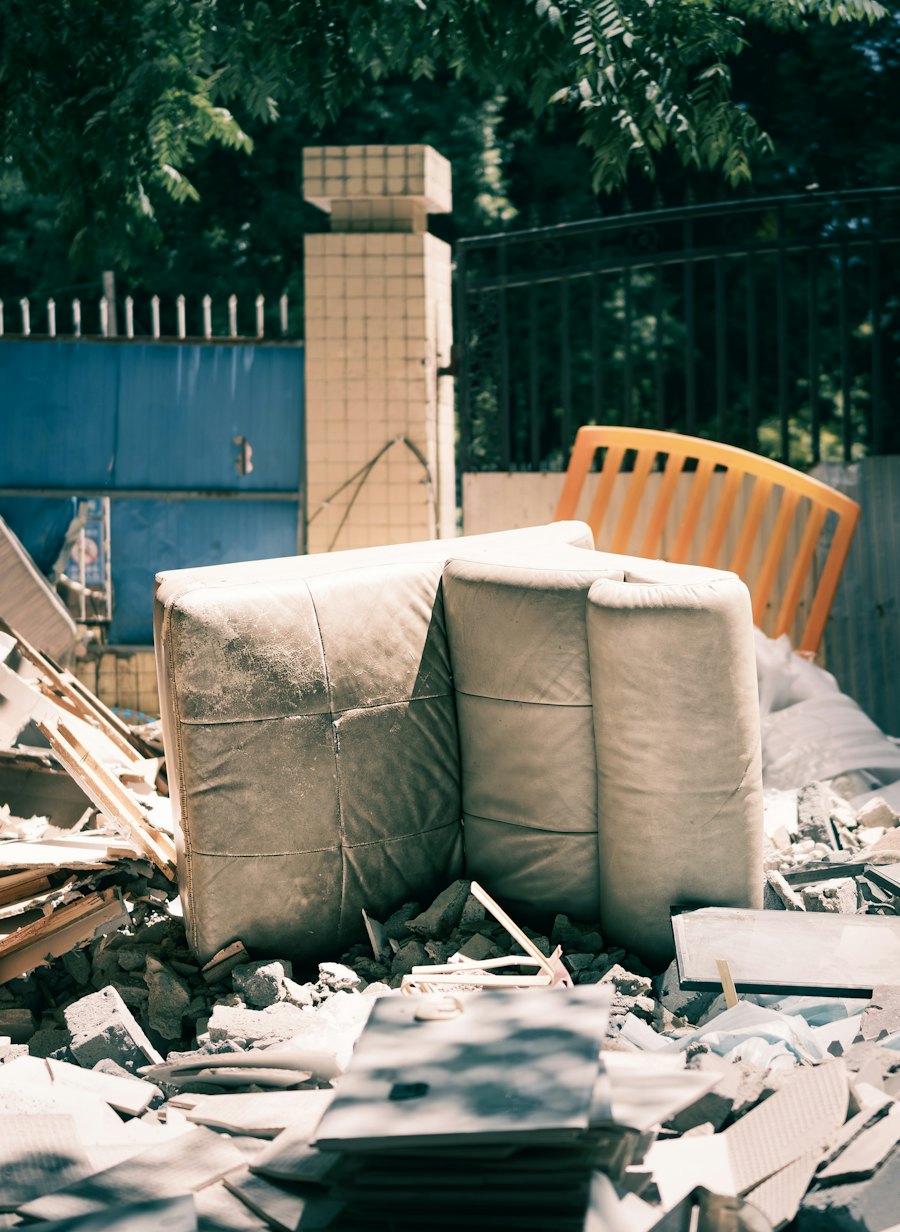 Restos de obra en el patio después de una construcción en Castro