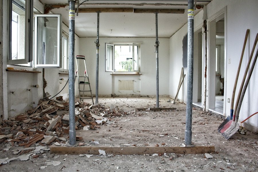 Departamento en remodelación con escombros en el piso, retiro en Castro